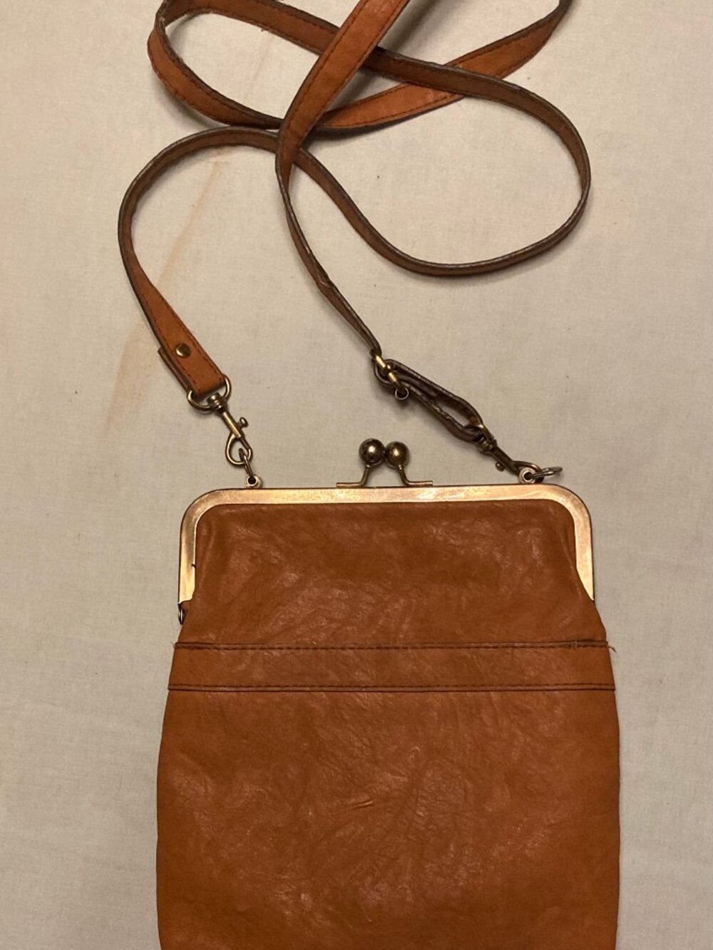Bueno Kiss Lock Crossbody Bag Tan Faux Leather Frame Clasp Vintage Style